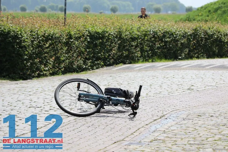 Vrouw zwaargewond nadat ze van fiets valt in Heusden, traumahelikopter landt op vesting 15 Vrouw zwaargewond nadat ze van fiets valt in Heusden, traumahelikopter landt op vesting 112 De Langstraat
