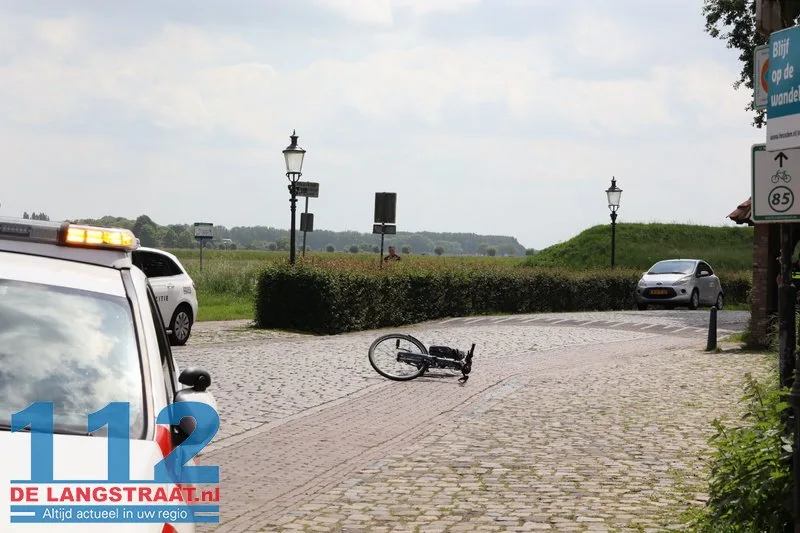 Vrouw zwaargewond nadat ze van fiets valt in Heusden, traumahelikopter landt op vesting 16 Vrouw zwaargewond nadat ze van fiets valt in Heusden, traumahelikopter landt op vesting 112 De Langstraat