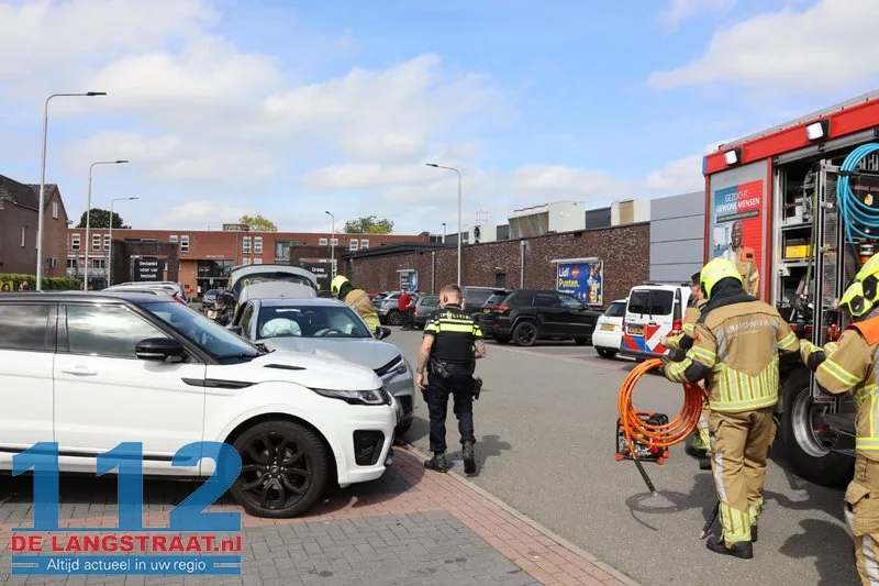 Automobilist word onwel en ramt 2 geparkeerde auto's parkeerterrein Lidl Kaatsheuvel 112 De Langstraat