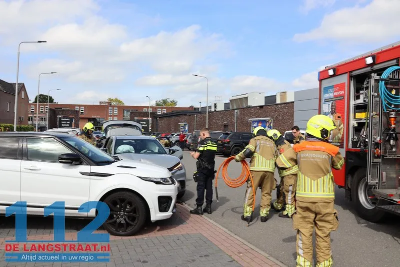 Automobilist word onwel en ramt 2 geparkeerde auto's parkeerterrein Lidl Kaatsheuvel 112 De Langstraat