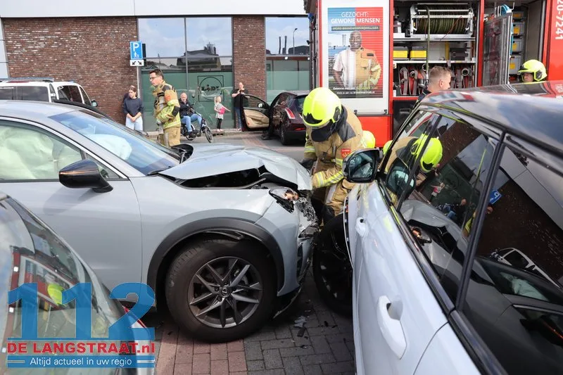 Automobilist word onwel en ramt 2 geparkeerde auto's parkeerterrein Lidl Kaatsheuvel 112 De Langstraat
