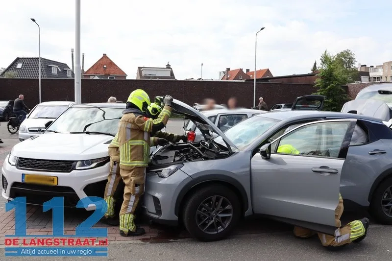 Automobilist word onwel en ramt 2 geparkeerde auto's parkeerterrein Lidl Kaatsheuvel 112 De Langstraat