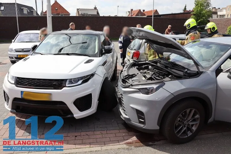 Automobilist word onwel en ramt 2 geparkeerde auto's parkeerterrein Lidl Kaatsheuvel 112 De Langstraat