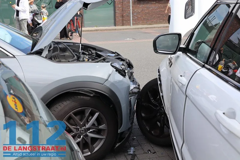 Automobilist word onwel en ramt 2 geparkeerde auto's parkeerterrein Lidl Kaatsheuvel 112 De Langstraat
