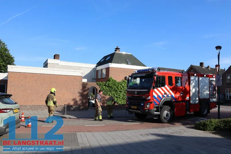 Bewoner raakt gasleiding in tuin in Kaatsheuvel, brandweer en Enexismonteurs dichten lek 112 De Langstraat