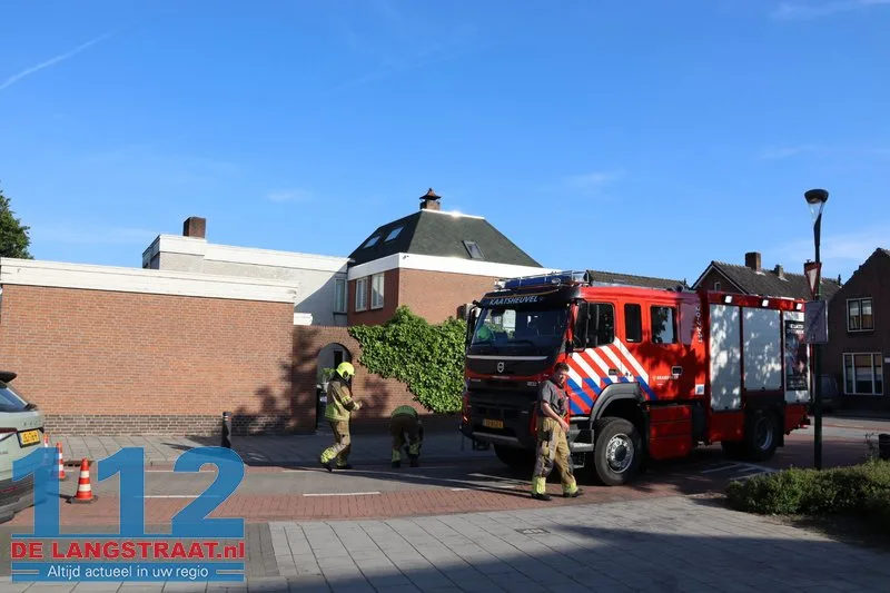 Bewoner raakt gasleiding in tuin in Kaatsheuvel, brandweer en Enexismonteurs dichten lek 112 De Langstraat