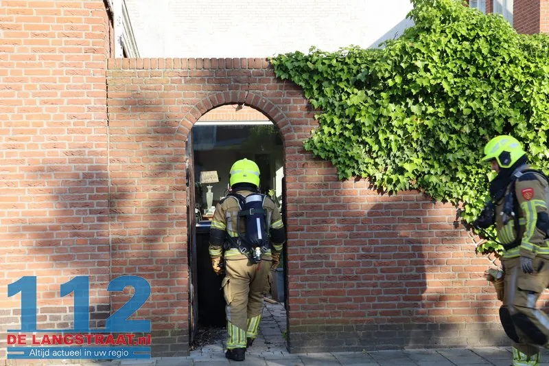 Bewoner raakt gasleiding in tuin in Kaatsheuvel, brandweer en Enexismonteurs dichten lek 112 De Langstraat