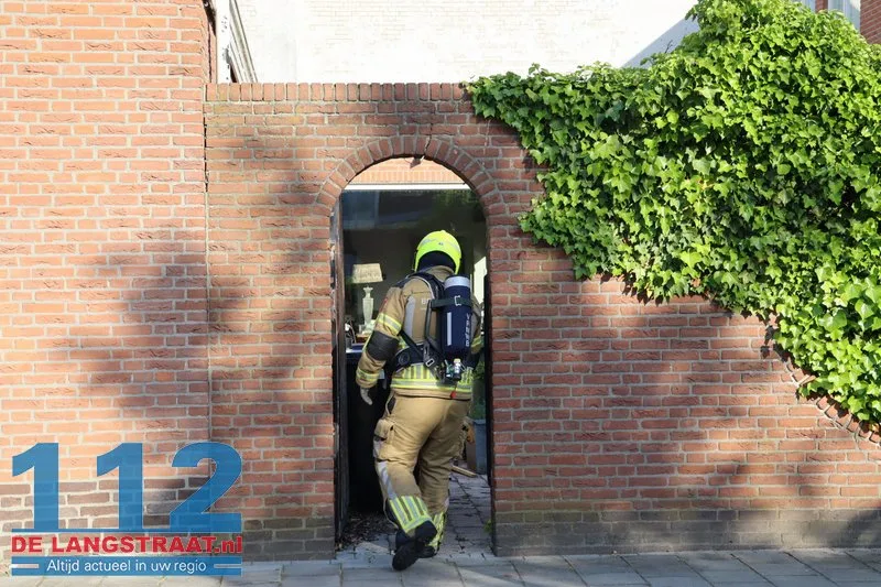 Bewoner raakt gasleiding in tuin in Kaatsheuvel, brandweer en Enexismonteurs dichten lek 112 De Langstraat
