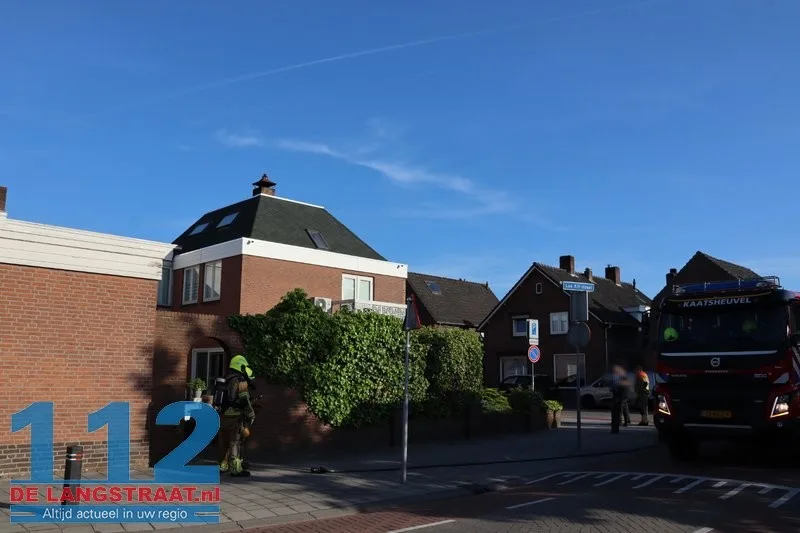 Bewoner raakt gasleiding in tuin in Kaatsheuvel, brandweer en Enexismonteurs dichten lek 112 De Langstraat