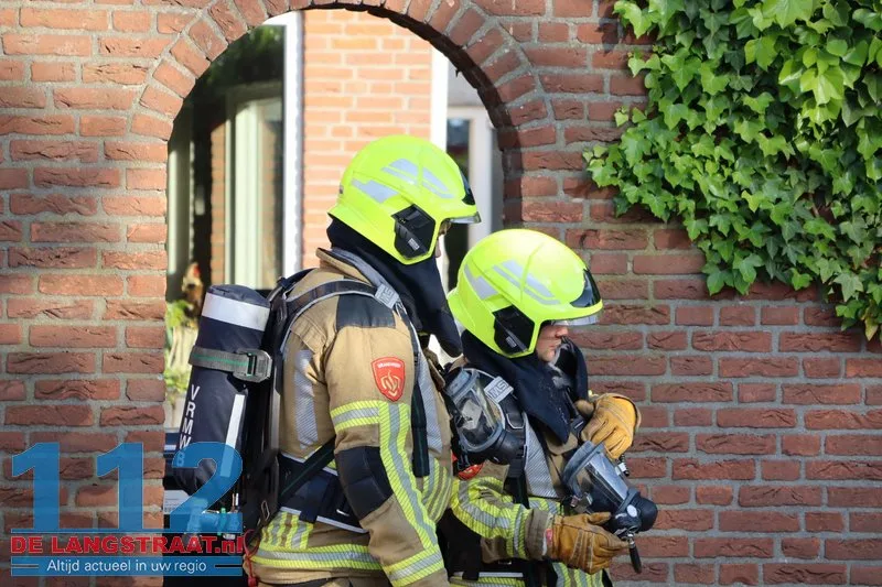 Bewoner raakt gasleiding in tuin in Kaatsheuvel, brandweer en Enexismonteurs dichten lek 112 De Langstraat