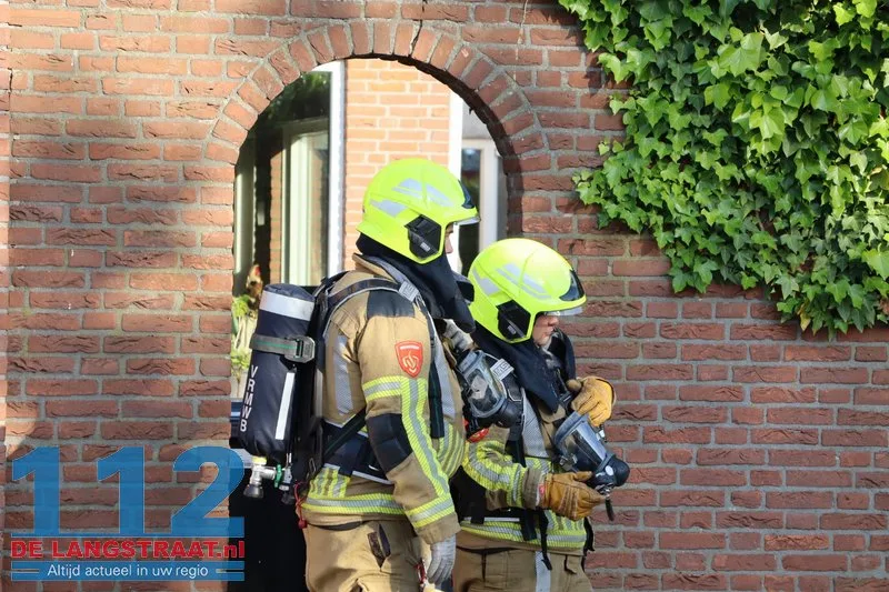 Bewoner raakt gasleiding in tuin in Kaatsheuvel, brandweer en Enexismonteurs dichten lek 112 De Langstraat