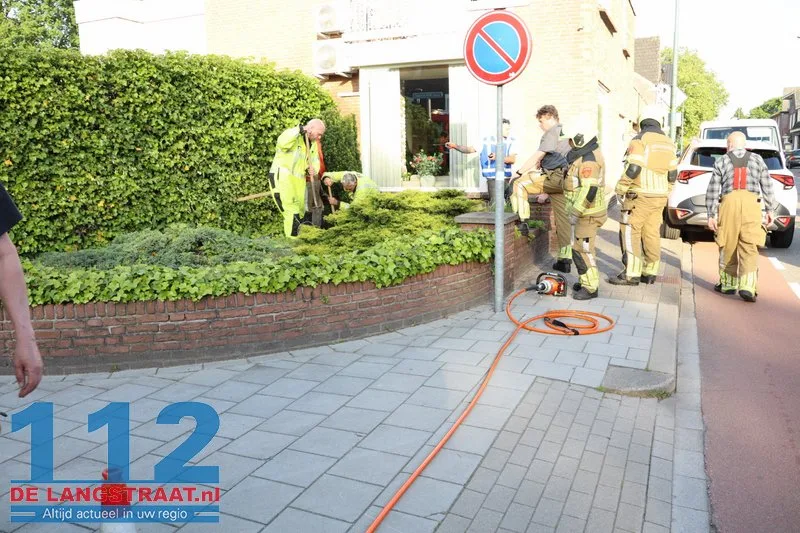 Bewoner raakt gasleiding in tuin in Kaatsheuvel, brandweer en Enexismonteurs dichten lek 112 De Langstraat