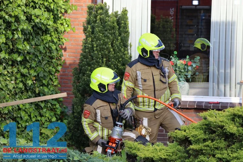 Bewoner raakt gasleiding in tuin in Kaatsheuvel, brandweer en Enexismonteurs dichten lek 112 De Langstraat