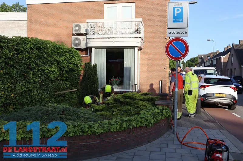 Bewoner raakt gasleiding in tuin in Kaatsheuvel, brandweer en Enexismonteurs dichten lek 112 De Langstraat