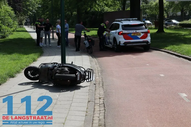 Scooterrijder schrikt tijdens oversteken van auto en valt op fietspad tegenover de Efteling in Kaatsheuvel 112 De Langstraat
