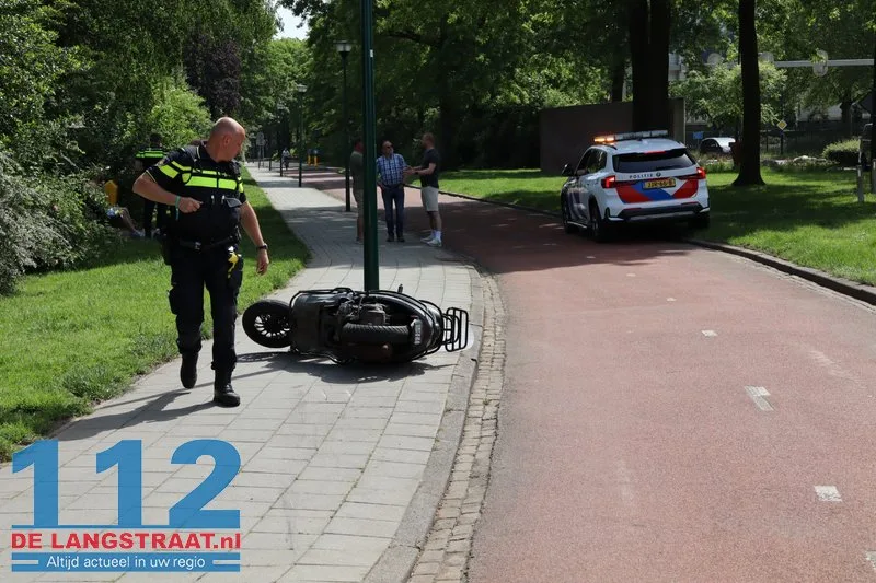 Scooterrijder schrikt tijdens oversteken van auto en valt op fietspad tegenover de Efteling in Kaatsheuvel 112 De Langstraat