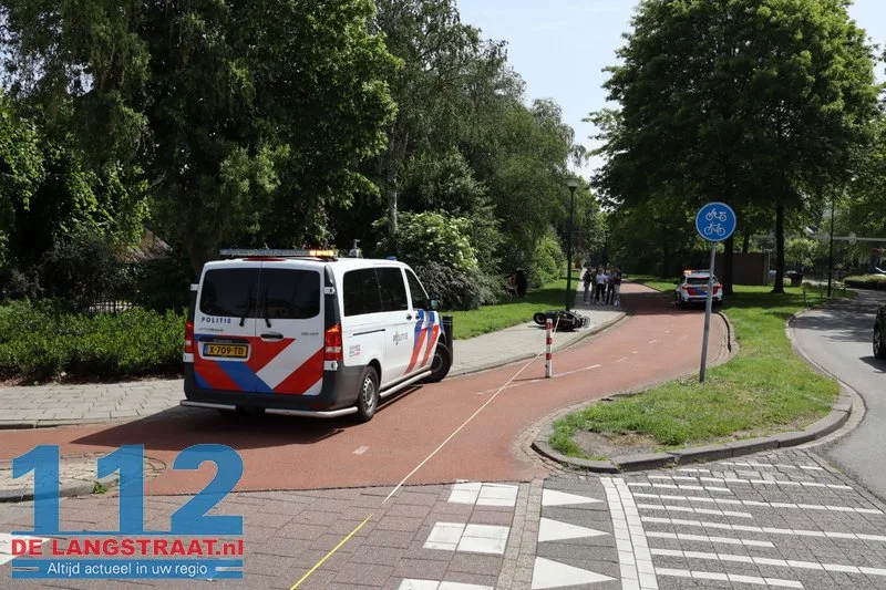 Scooterrijder schrikt tijdens oversteken van auto en valt op fietspad tegenover de Efteling in Kaatsheuvel 112 De Langstraat