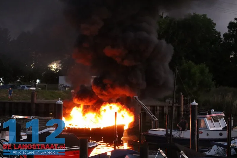 Sloep brandt volledig uit bij jachthaven in Waspik, opvarende naar het ziekenhuis 112 De Langstraat