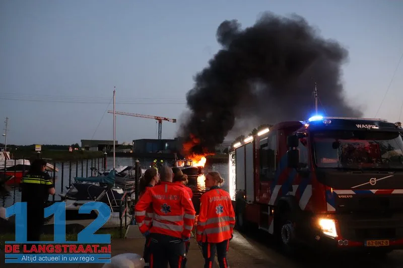 Sloep brandt volledig uit bij jachthaven in Waspik, opvarende naar het ziekenhuis 112 De Langstraat