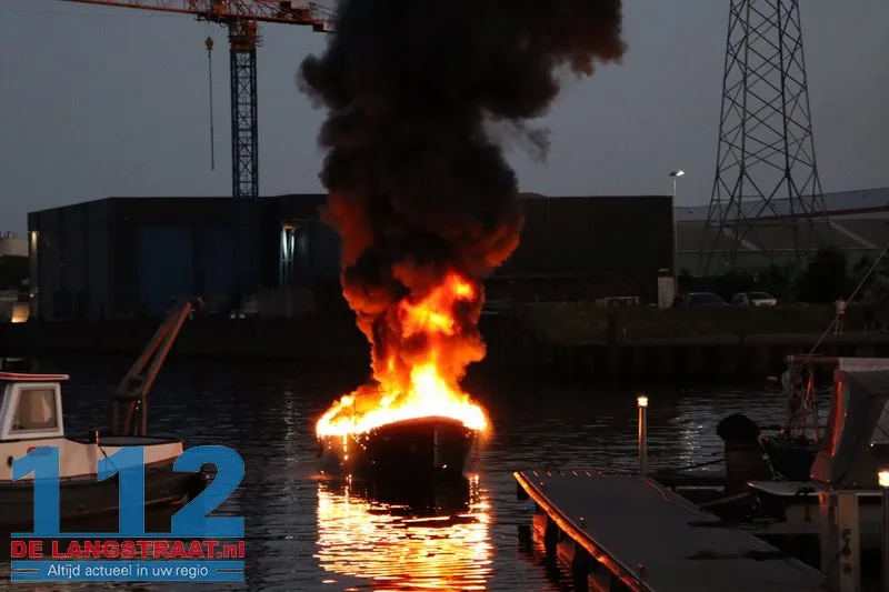 Sloep brandt volledig uit bij jachthaven in Waspik, opvarende naar het ziekenhuis 112 De Langstraat