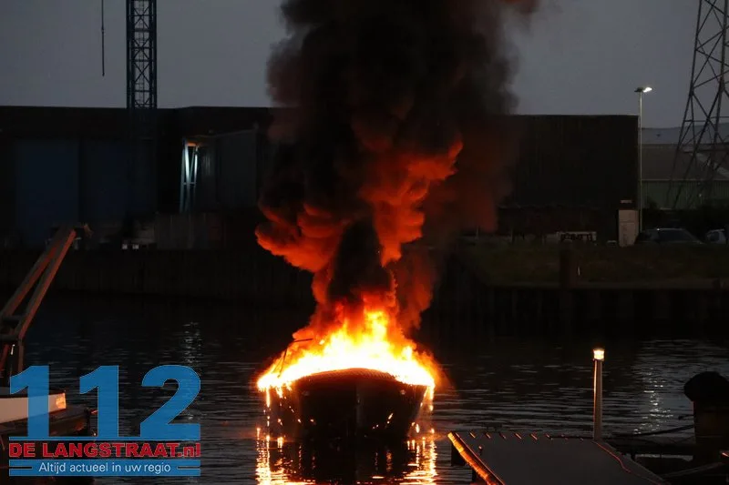 Sloep brandt volledig uit bij jachthaven in Waspik, opvarende naar het ziekenhuis 112 De Langstraat