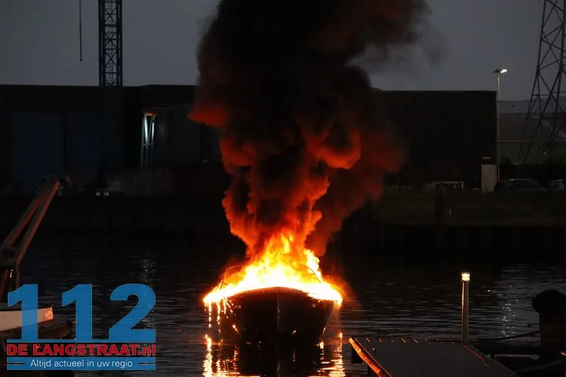Sloep brandt volledig uit bij jachthaven in Waspik, opvarende naar het ziekenhuis 112 De Langstraat