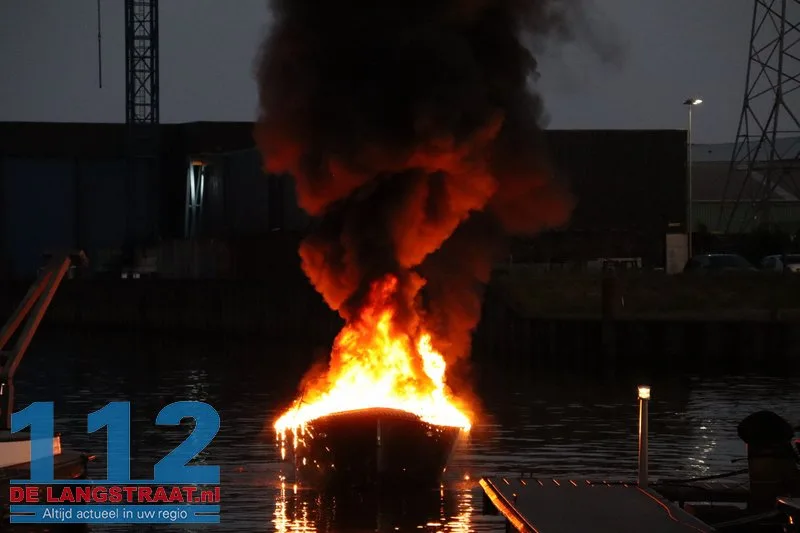 Sloep brandt volledig uit bij jachthaven in Waspik, opvarende naar het ziekenhuis 112 De Langstraat