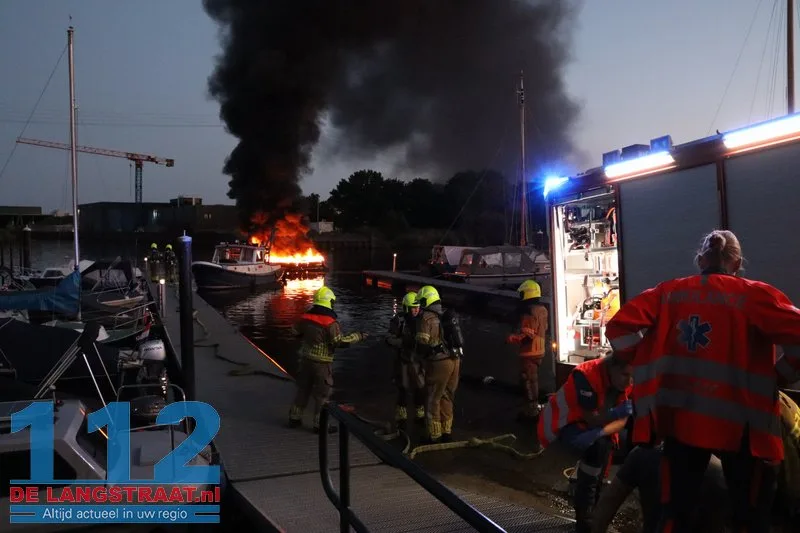 Sloep brandt volledig uit bij jachthaven in Waspik, opvarende naar het ziekenhuis 112 De Langstraat