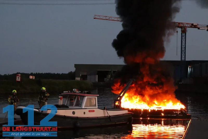 Sloep brandt volledig uit bij jachthaven in Waspik, opvarende naar het ziekenhuis 112 De Langstraat