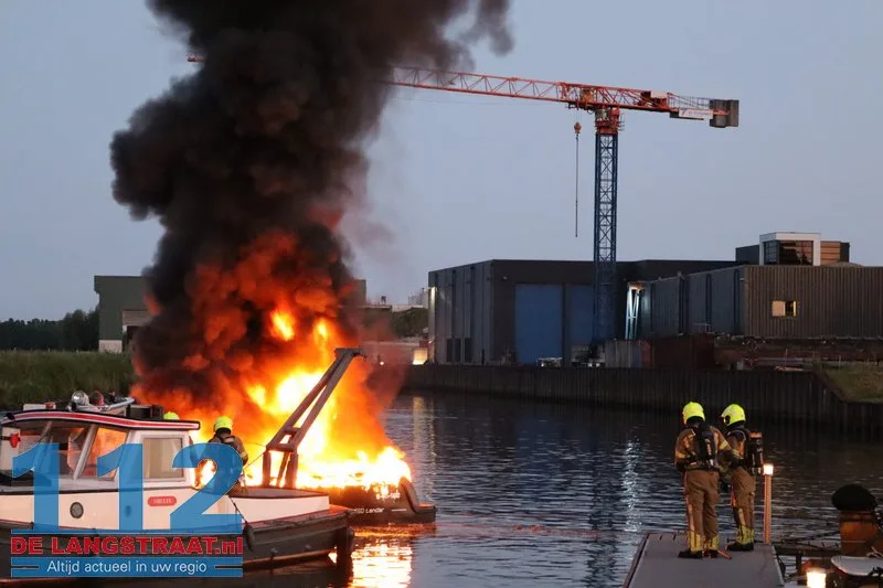 Sloep brandt volledig uit bij jachthaven in Waspik, opvarende naar het ziekenhuis 112 De Langstraat