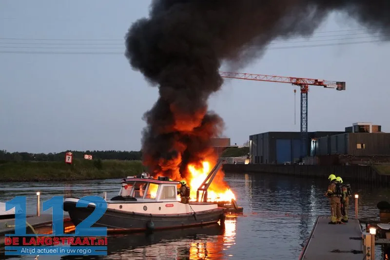 Sloep brandt volledig uit bij jachthaven in Waspik, opvarende naar het ziekenhuis 112 De Langstraat