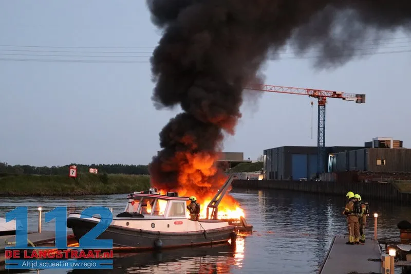 Sloep brandt volledig uit bij jachthaven in Waspik, opvarende naar het ziekenhuis 112 De Langstraat