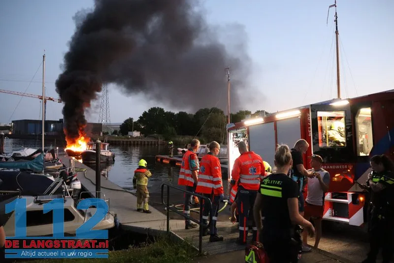 Sloep brandt volledig uit bij jachthaven in Waspik, opvarende naar het ziekenhuis 112 De Langstraat