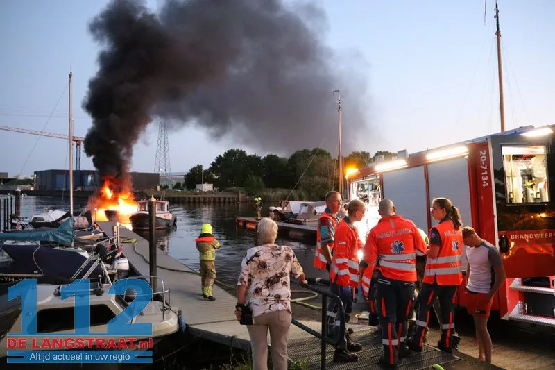 Sloep brandt volledig uit bij jachthaven in Waspik, opvarende naar het ziekenhuis 112 De Langstraat