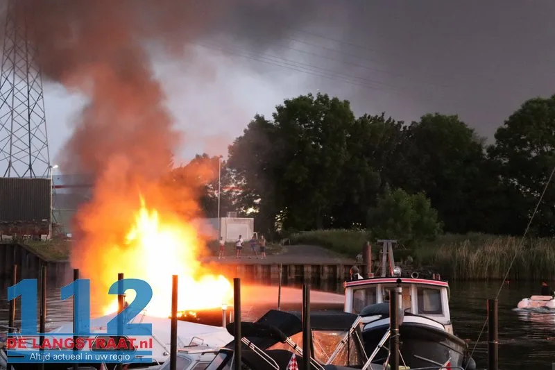Sloep brandt volledig uit bij jachthaven in Waspik, opvarende naar het ziekenhuis 112 De Langstraat