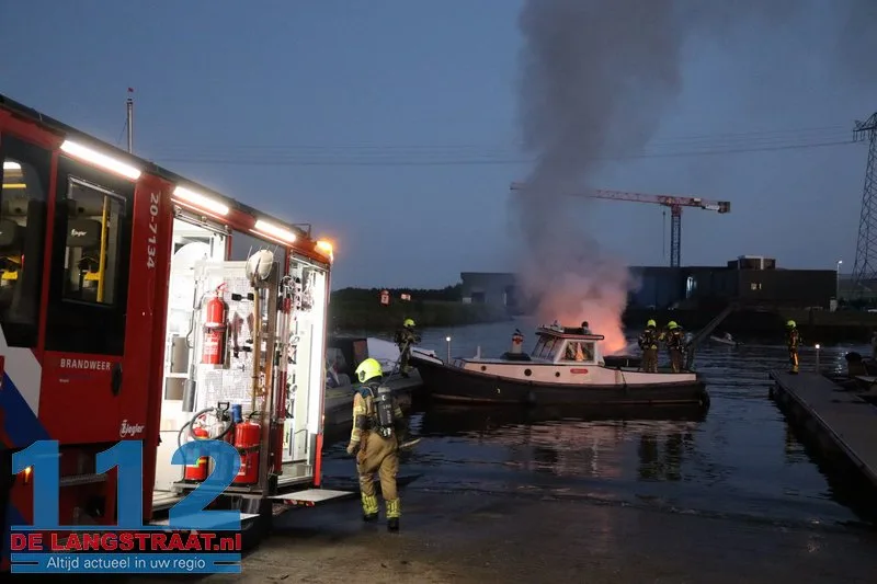 Sloep brandt volledig uit bij jachthaven in Waspik, opvarende naar het ziekenhuis 112 De Langstraat