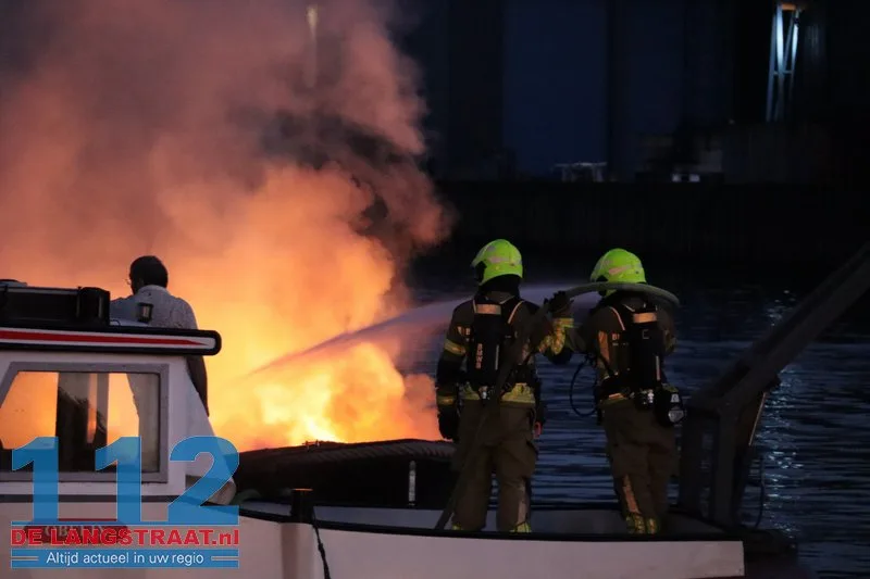 Sloep brandt volledig uit bij jachthaven in Waspik, opvarende naar het ziekenhuis 112 De Langstraat