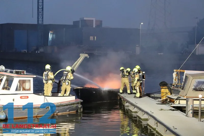 Sloep brandt volledig uit bij jachthaven in Waspik, opvarende naar het ziekenhuis 112 De Langstraat