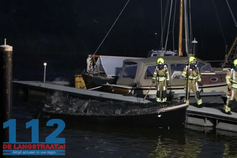 Sloep brandt volledig uit bij jachthaven in Waspik, opvarende naar het ziekenhuis 112 De Langstraat