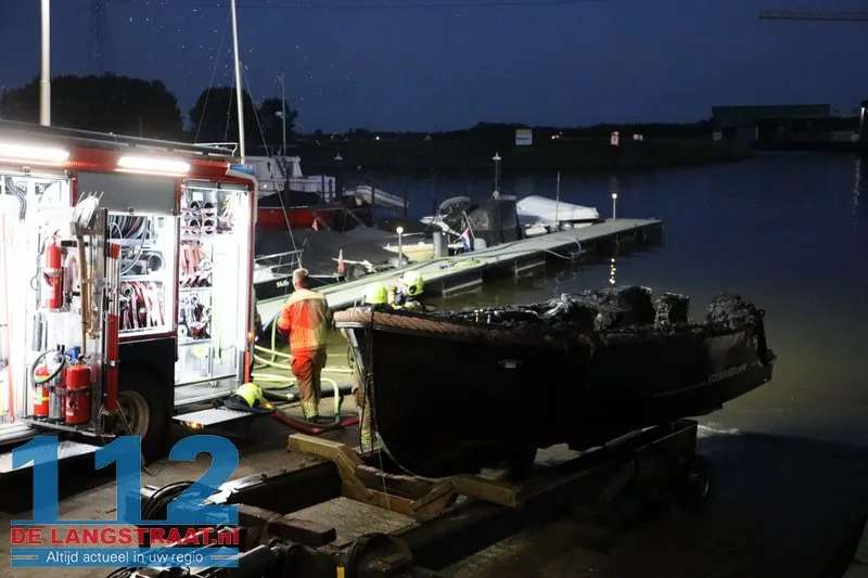 Sloep brandt volledig uit bij jachthaven in Waspik, opvarende naar het ziekenhuis 112 De Langstraat