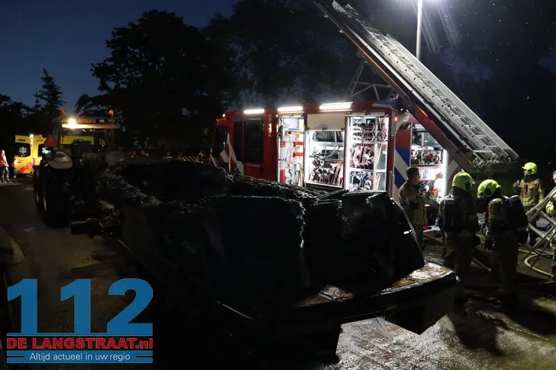 Sloep brandt volledig uit bij jachthaven in Waspik, opvarende naar het ziekenhuis 112 De Langstraat