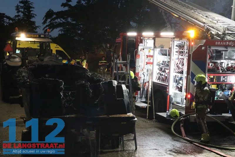 Sloep brandt volledig uit bij jachthaven in Waspik, opvarende naar het ziekenhuis 112 De Langstraat