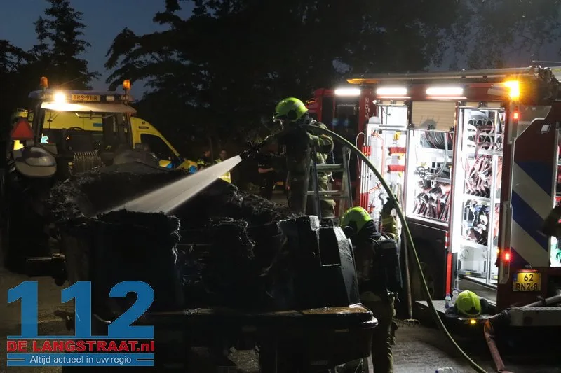 Sloep brandt volledig uit bij jachthaven in Waspik, opvarende naar het ziekenhuis 112 De Langstraat