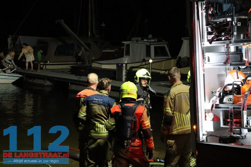Sloep brandt volledig uit bij jachthaven in Waspik, opvarende naar het ziekenhuis 112 De Langstraat