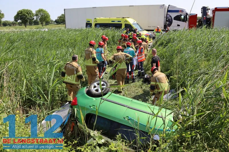 Auto belandt na verkeersconflict in sloot langs A59 bij Waspik, ree komt om het leven 8 Auto belandt na verkeersconflict in sloot langs A59 bij Waspik, ree komt om het leven 112 De Langstraat