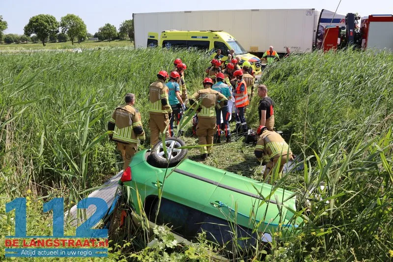 Auto belandt na verkeersconflict in sloot langs A59 bij Waspik, ree komt om het leven 9 Auto belandt na verkeersconflict in sloot langs A59 bij Waspik, ree komt om het leven 112 De Langstraat