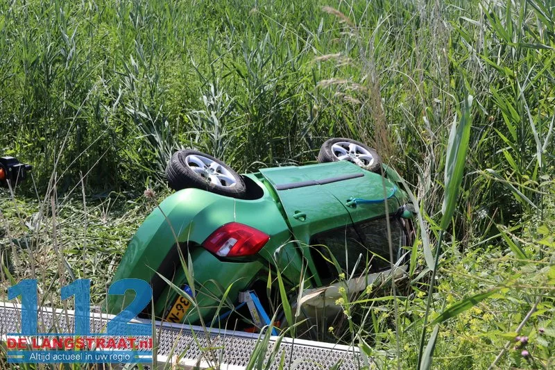 Auto belandt na verkeersconflict in sloot langs A59 bij Waspik, ree komt om het leven 11 Auto belandt na verkeersconflict in sloot langs A59 bij Waspik, ree komt om het leven 112 De Langstraat