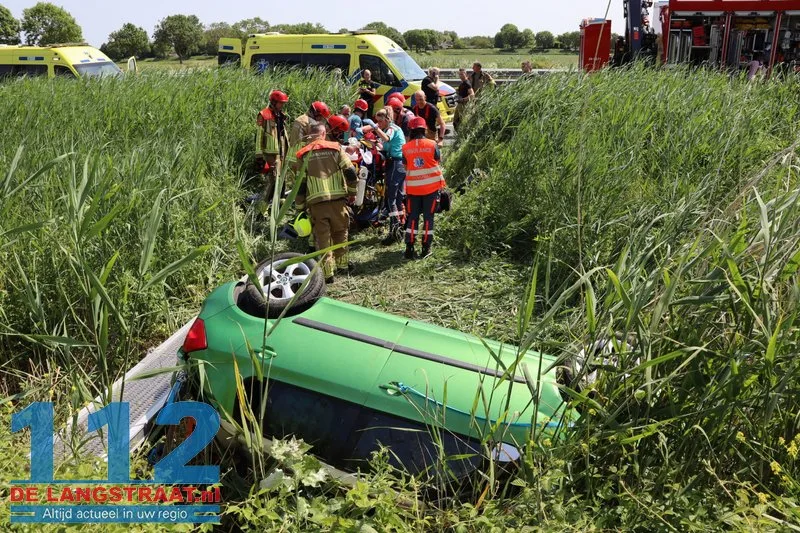 Auto belandt na verkeersconflict in sloot langs A59 bij Waspik, ree komt om het leven 12 Auto belandt na verkeersconflict in sloot langs A59 bij Waspik, ree komt om het leven 112 De Langstraat