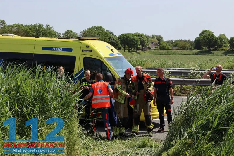 Auto belandt na verkeersconflict in sloot langs A59 bij Waspik, ree komt om het leven 13 Auto belandt na verkeersconflict in sloot langs A59 bij Waspik, ree komt om het leven 112 De Langstraat
