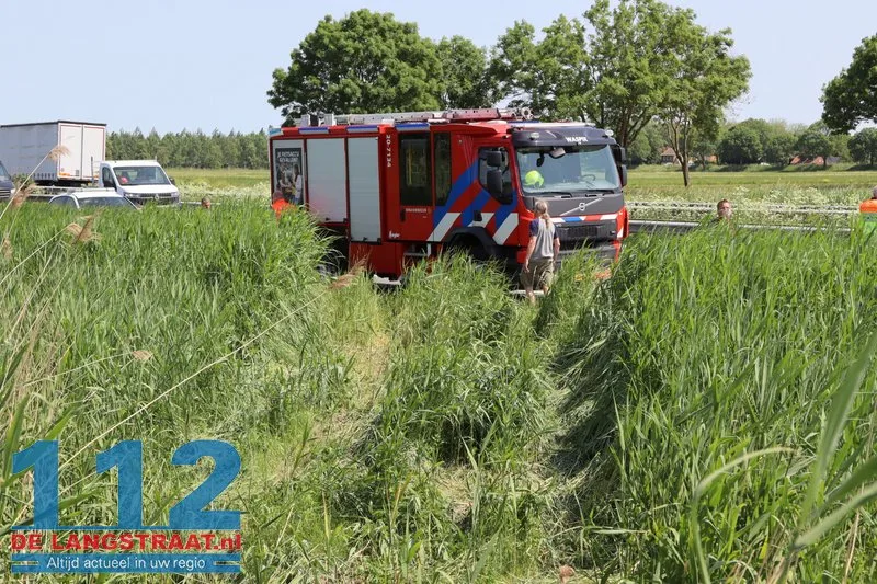Auto belandt na verkeersconflict in sloot langs A59 bij Waspik, ree komt om het leven 14 Auto belandt na verkeersconflict in sloot langs A59 bij Waspik, ree komt om het leven 112 De Langstraat